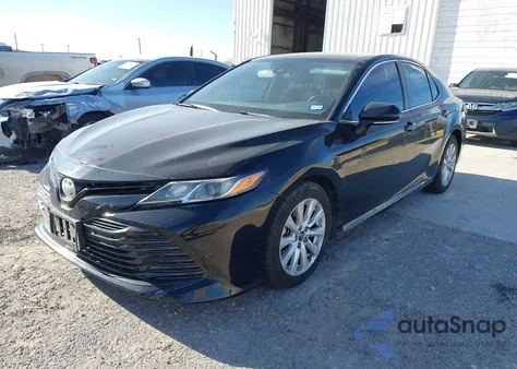 2018 Toyota Camry Le z USA, uszkodzony, nr VIN 4T1B11HK9JU053125